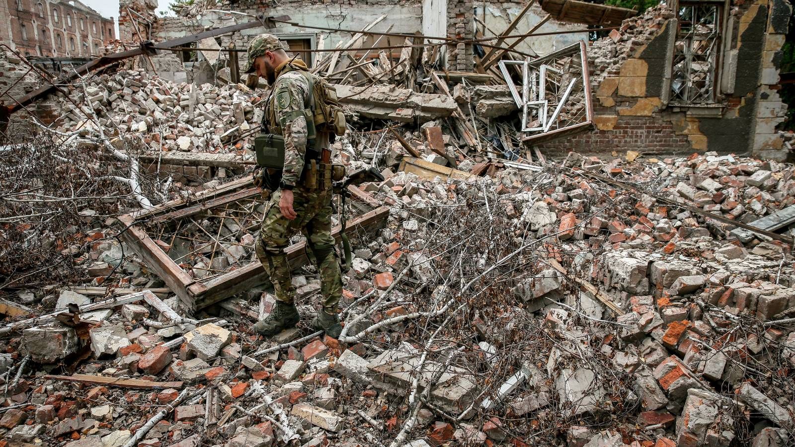 Un militar ucraniano camina sobre las ruinas de un edificio en Donetsk