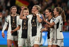 Popp impone su ley en el juego aéreo y Alemania presenta su candidatura al tricampeonato