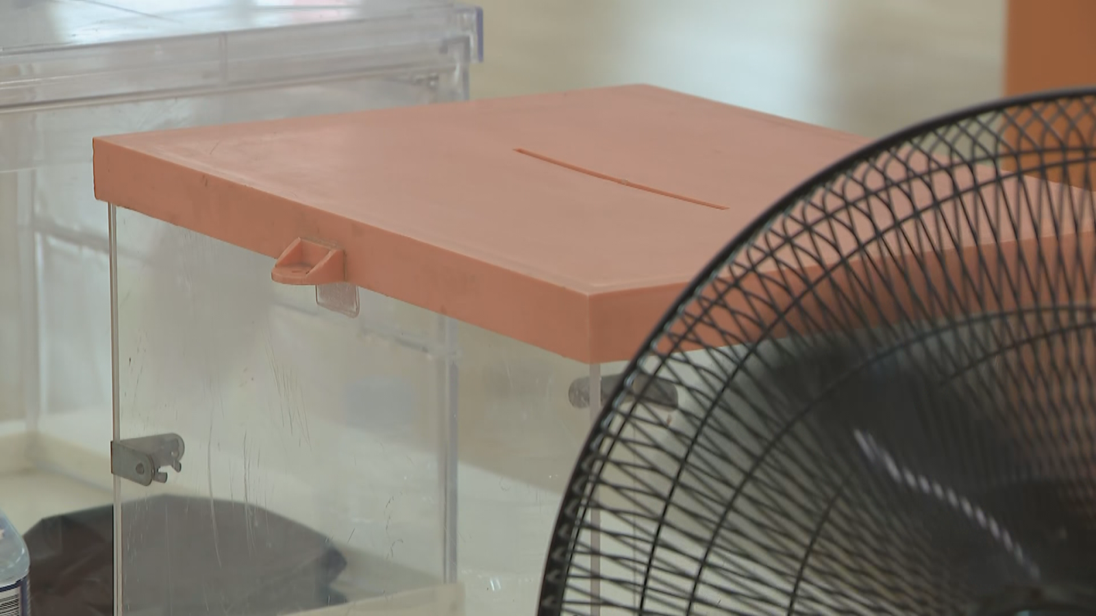 Els col·legis electorals es doten de ventiladors i ampolles d'aigua per la calor