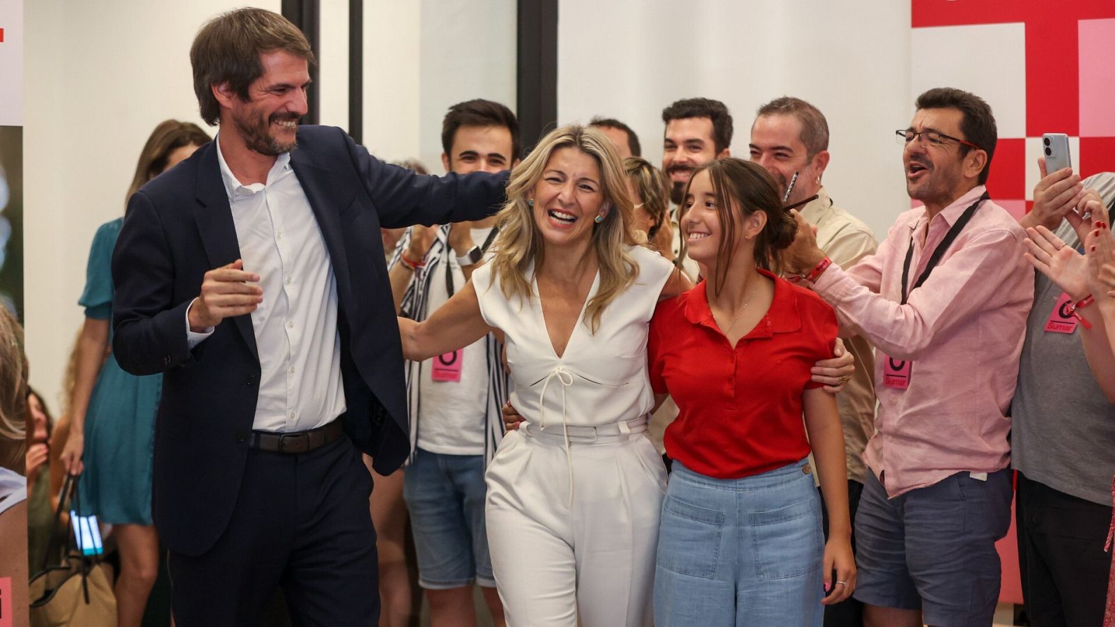 Ernest Urtasun (i), Yolanda Díaz (c) y su hija Carmela, en la noche del domingo en la sede de Sumar