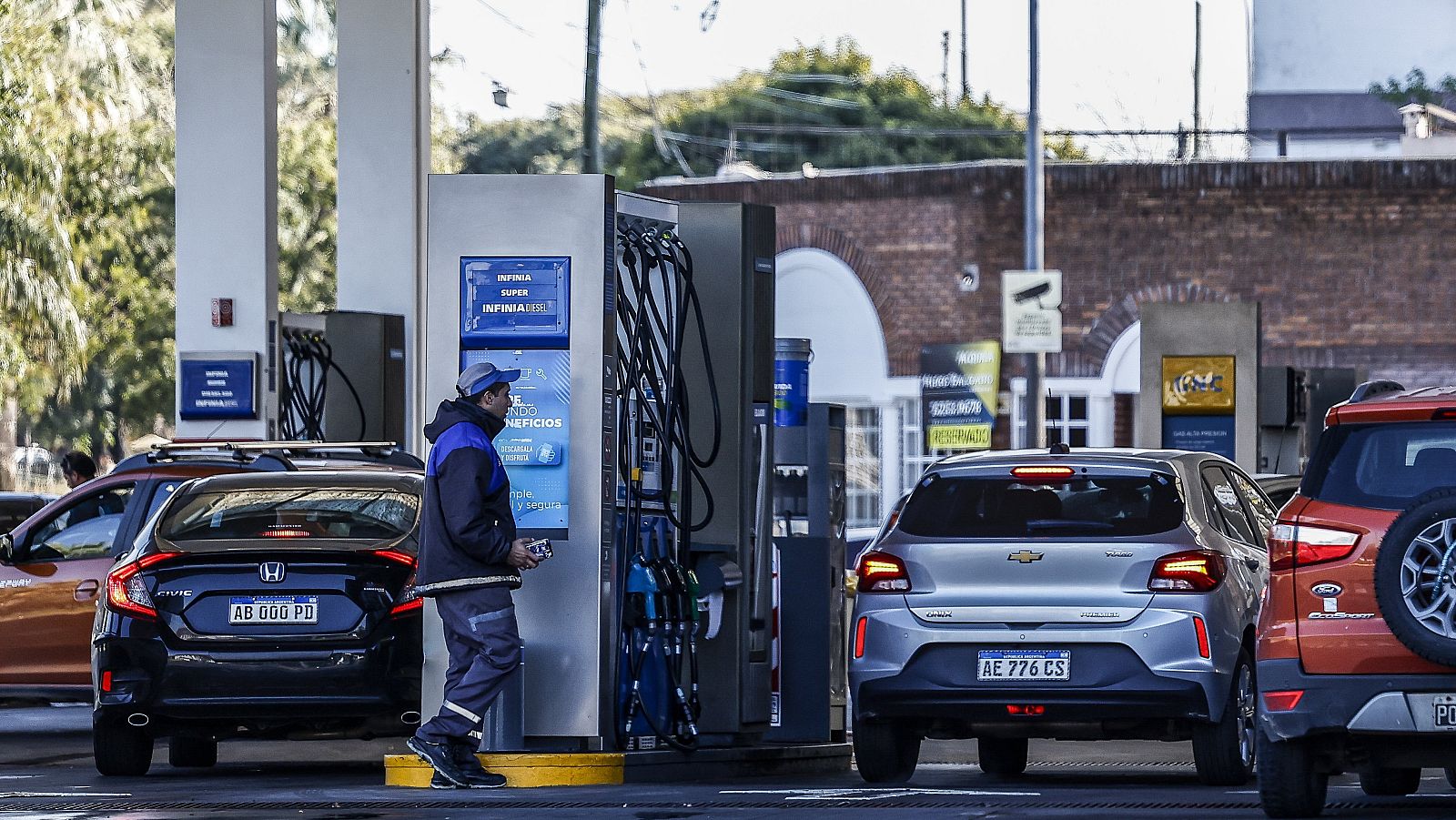 Vehículos repostando en una gasolinera