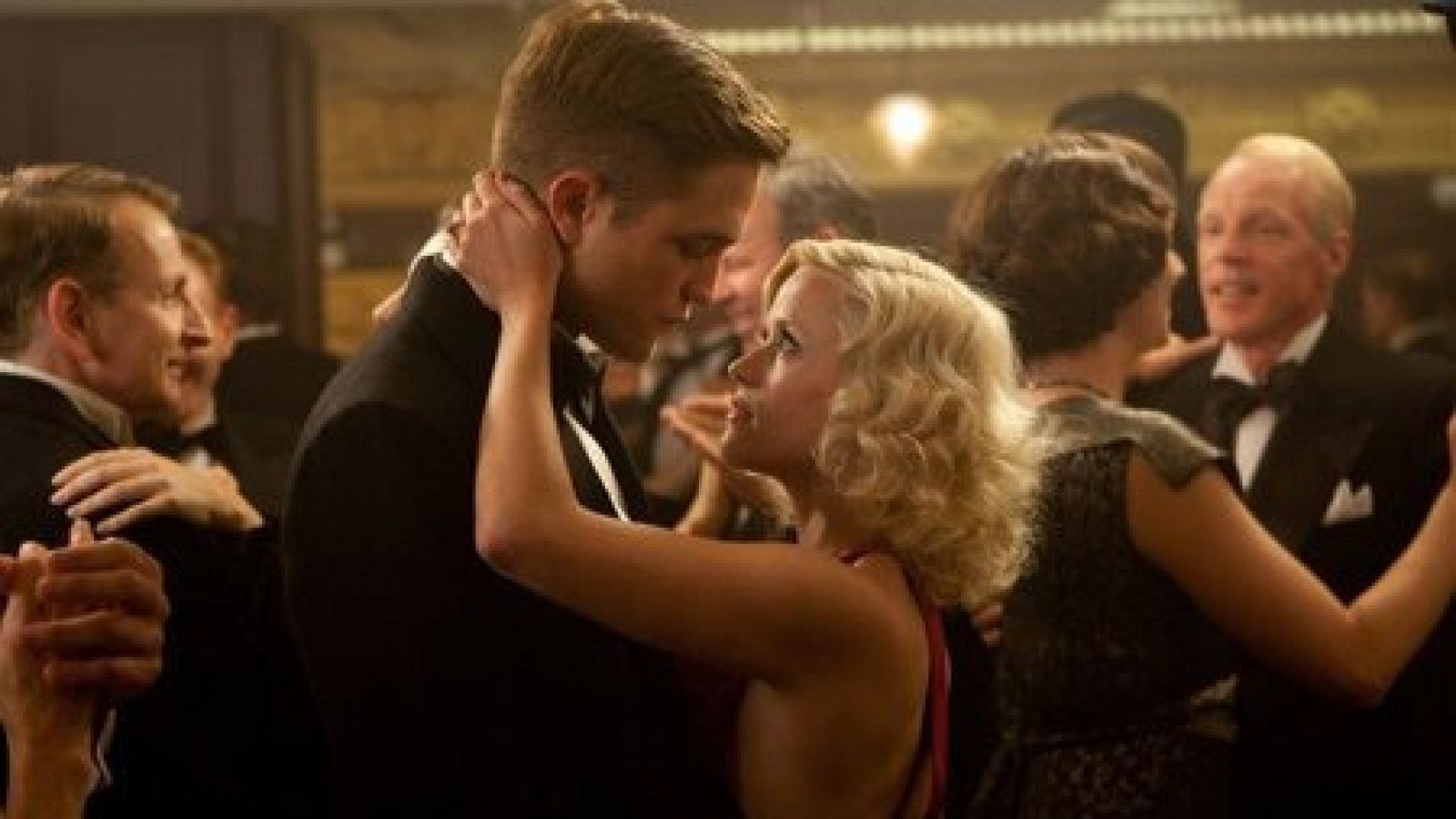 Jacob y Marlena bailan pegados en "Agua para elefantes"