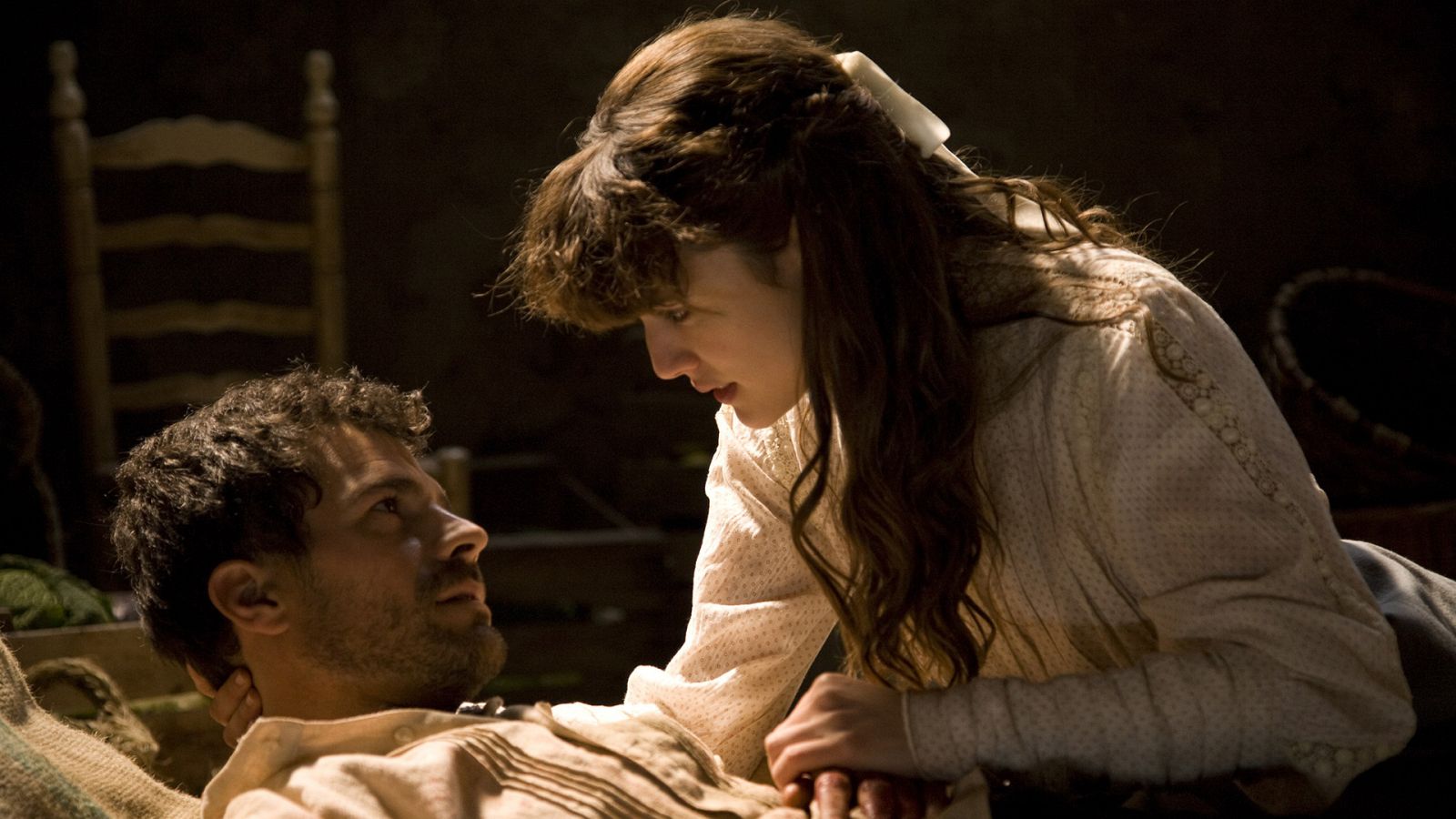 Victoria Márquez (Adriana Ugarte) y Ángel González (Rodolfo Sancho)