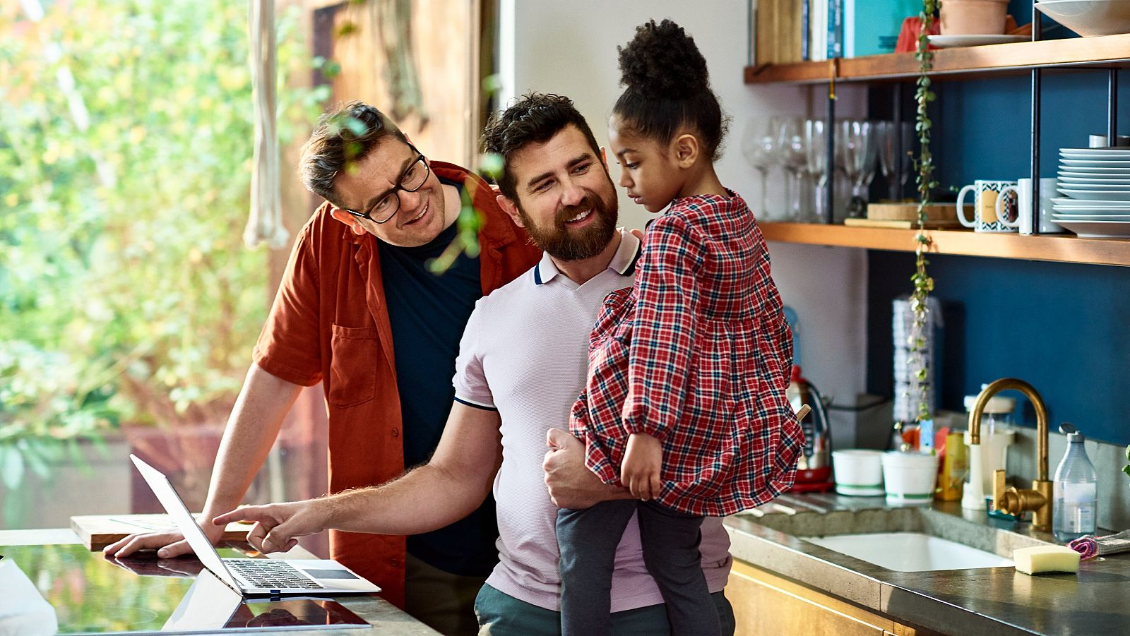 Una pareja con su hija en la cocina