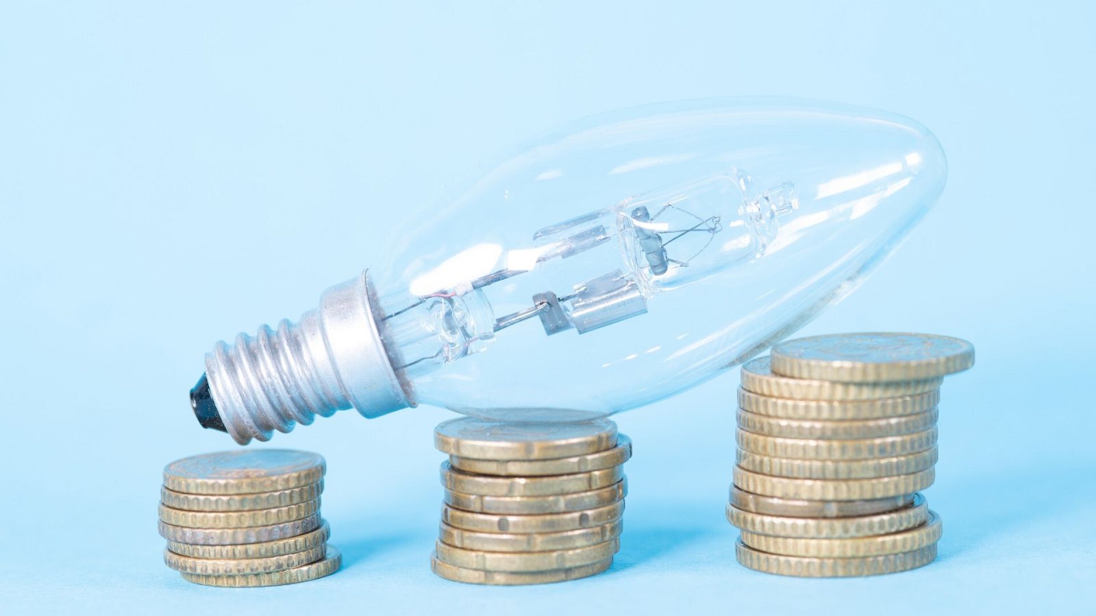 La luz baja este domingo un 59% hasta su precio más bajo en tres meses