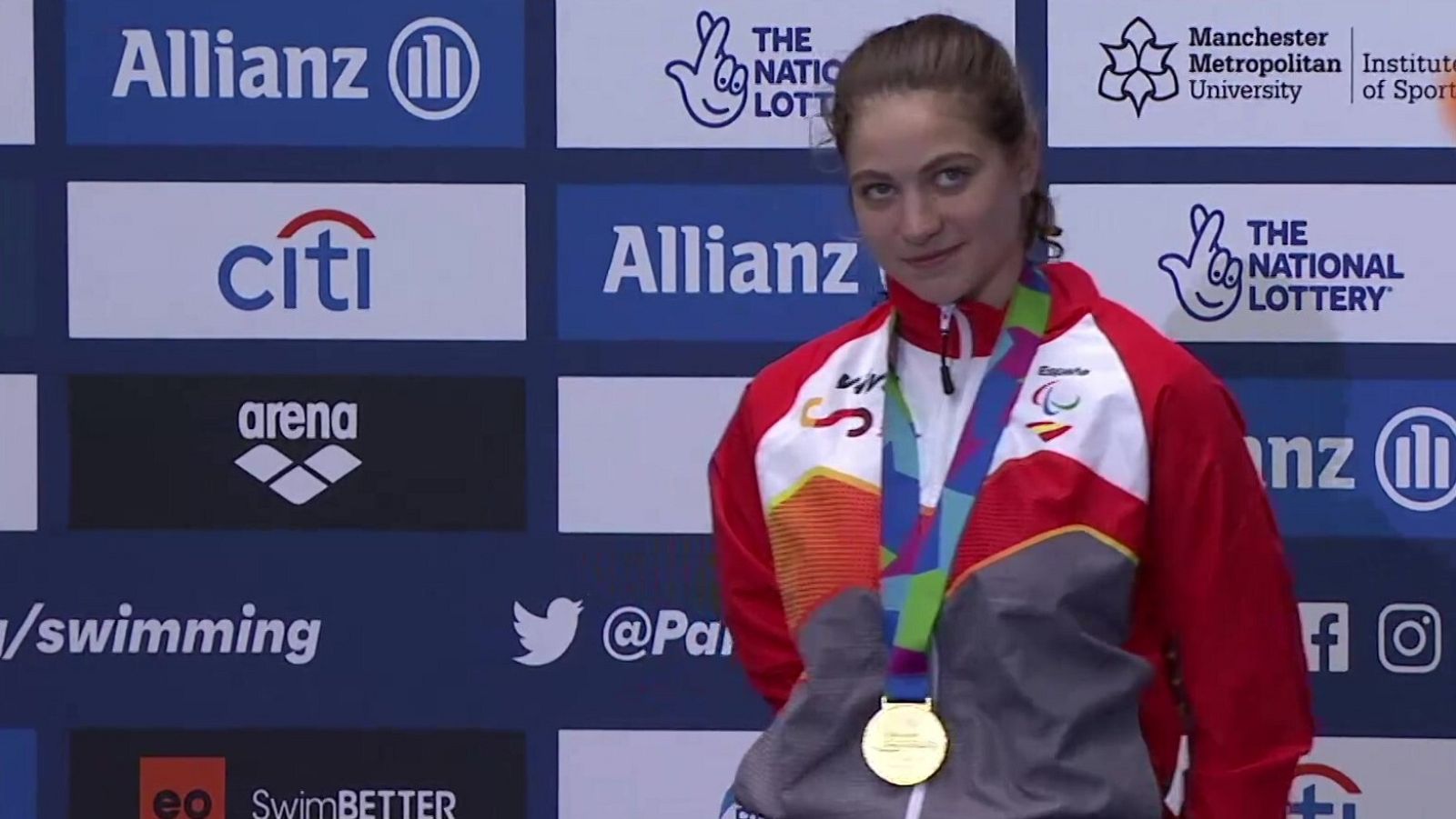 Anastasiya Dmytriv posa con su oro conseguido en la última jornada del Mundial de natación paralímpica
