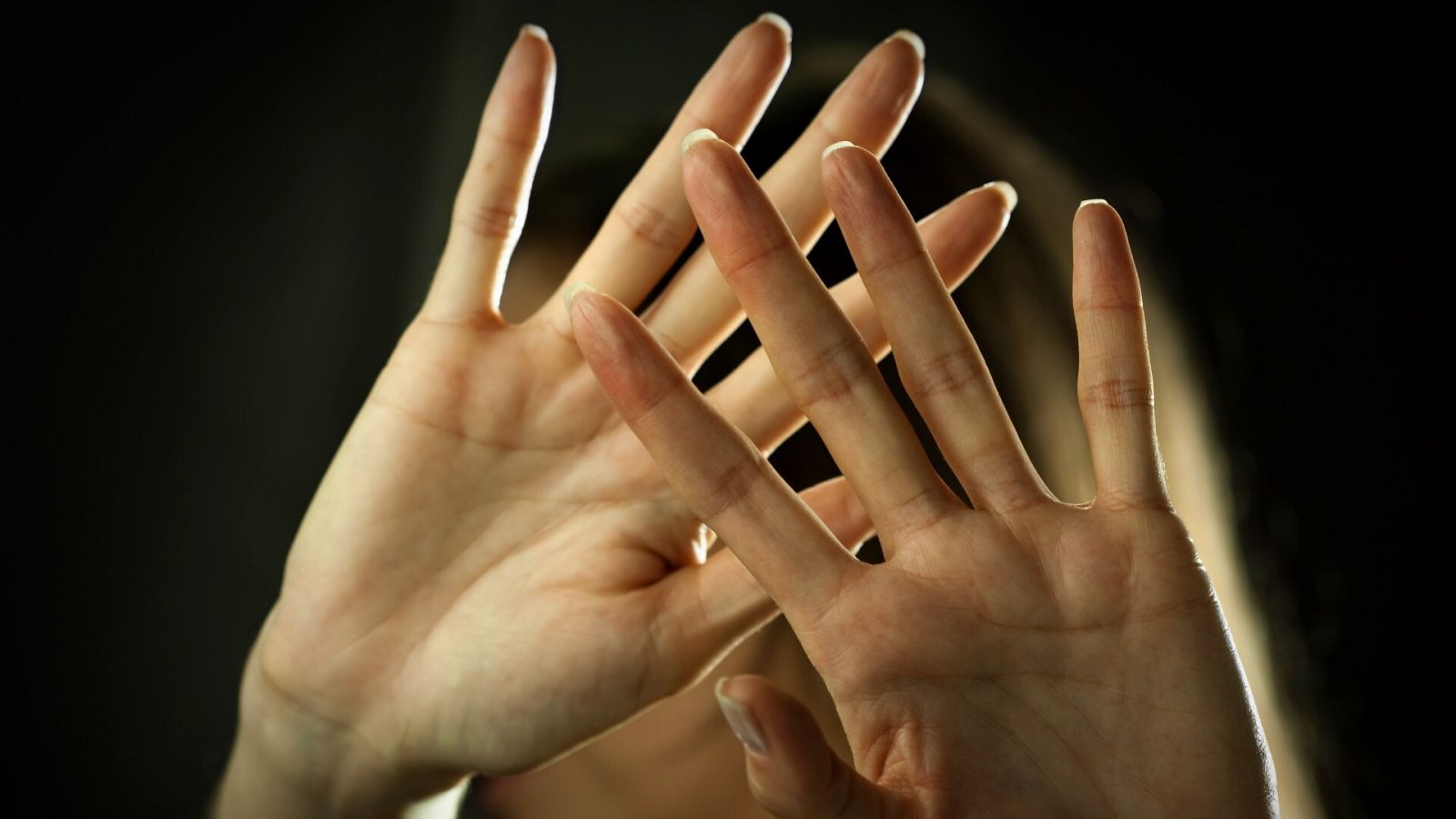 El teléfono gratuito contra la violencia de género es el 016