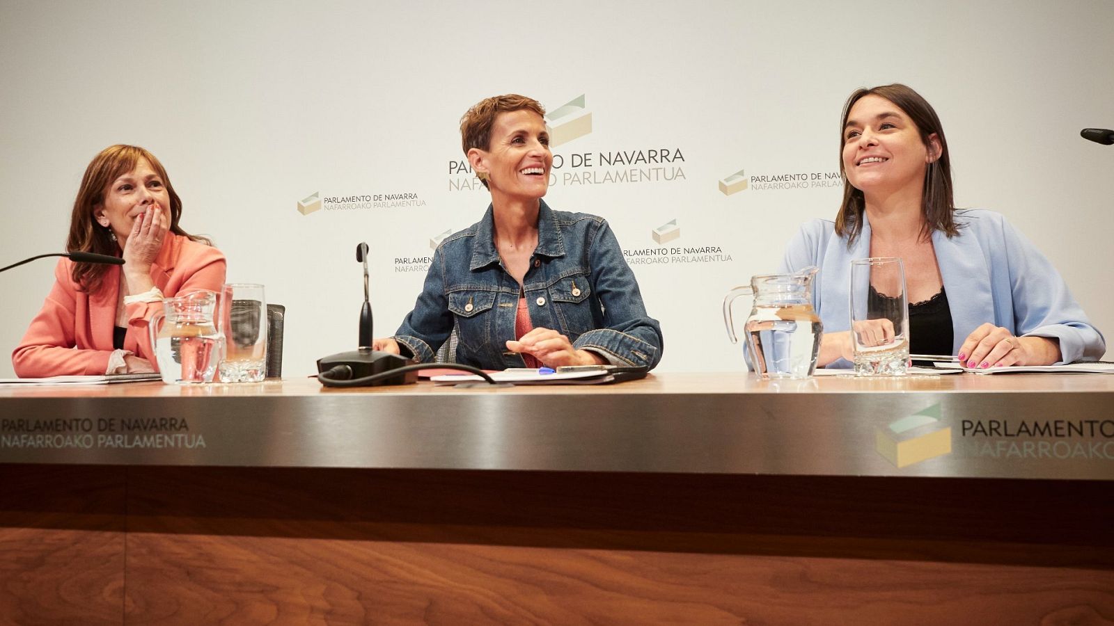 La candidata del PSN, María Chivite (c), durante la firma del acuerdo de gobierno