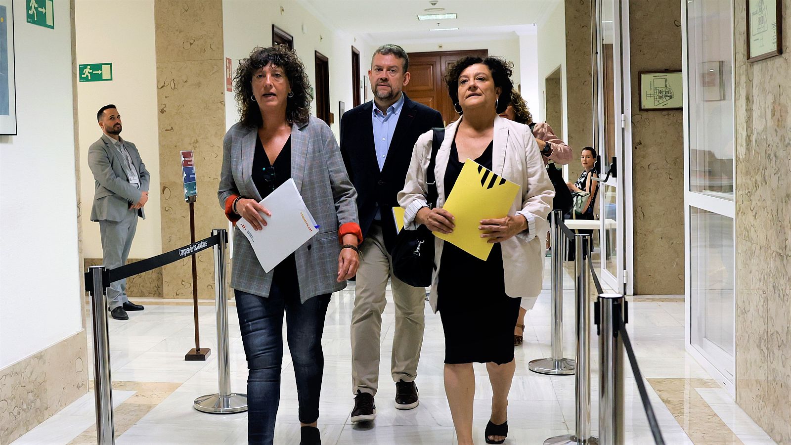 Els diputats d'ERC Teresa Jordà, Francesc-Marc Álvaro i Pilar Vallugera es dirigeixen a presentar les credencials per a recollir les seves actes