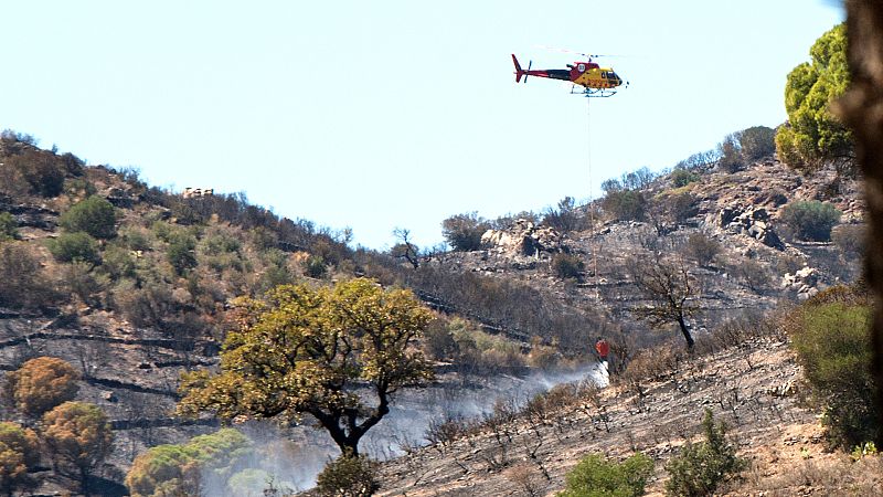 La lucha contra el fuego desde el aire: "El riesgo es muy alto, volamos a baja altura"