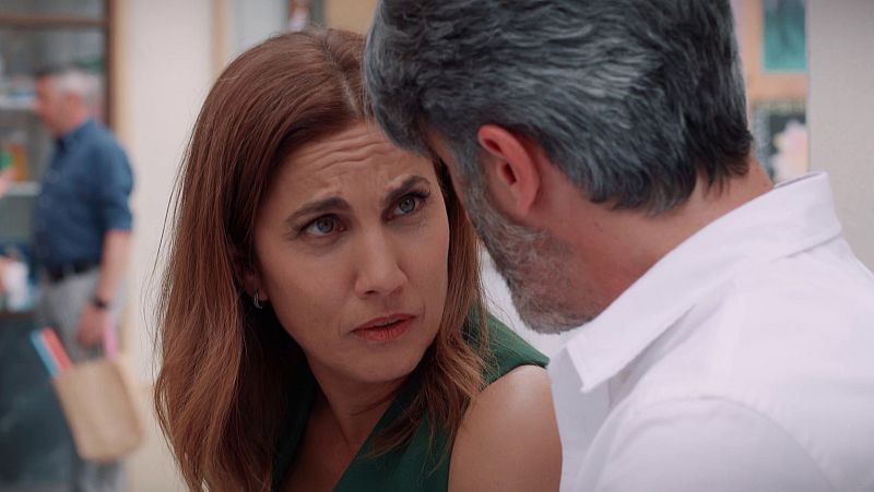 '4 estrellas' | ¿Un clavo saca otro clavo? ¡Clara y Raúl se lían!