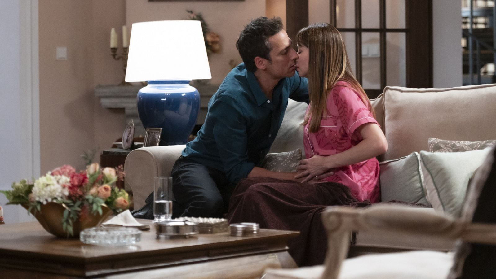 '4 estrellas' | Julio y Marta se besan