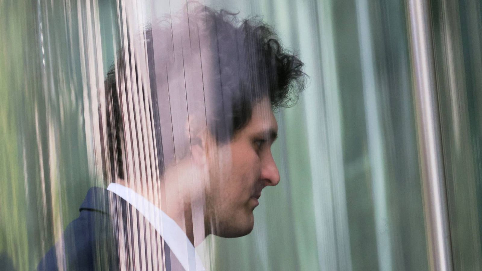 La justicia de Estados Unidos envía a prisión al fundador de la plataforma de criptomonedas FTX por manipular testigos