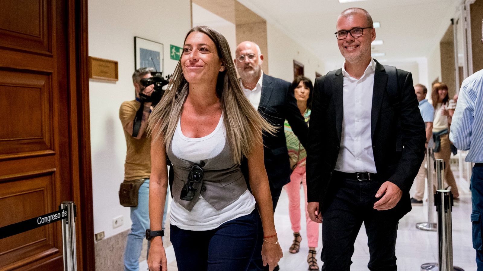 La líder de Junts en el Congreso, Míriam Nogueras, Junto a diputados de su partido