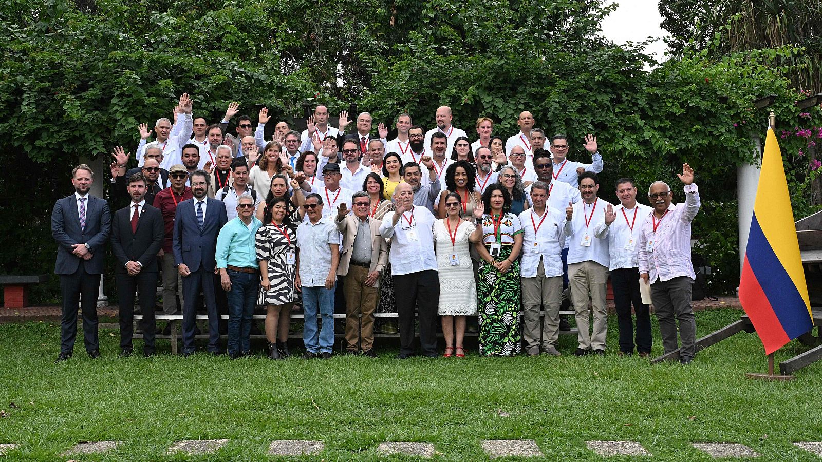 Imagen oficial de la reunión entre el Gobierno colombiano y el ELN en el marco de las conversaciones de paz, en el centro cultural La Casona Cultural Aquiles Nazoa de Caracas