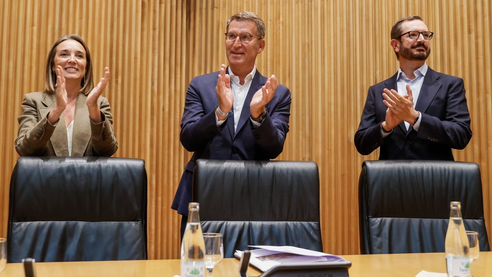 El líder del PP, Alberto Núñez Feijóo (centro), junto a Cuca Gamarra (i) y Javier Maroto (d), este miércoles en el Congreso