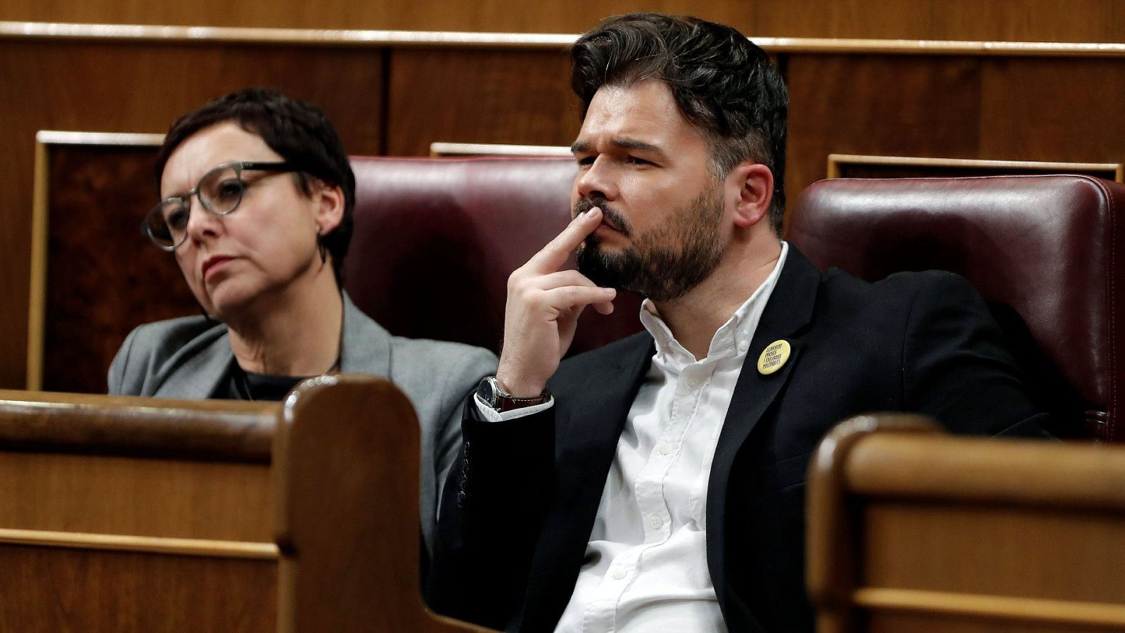 El portavoz de ERC, Gabriel Rufián, junto a su compañera Montserrat Bassa en el Congreso