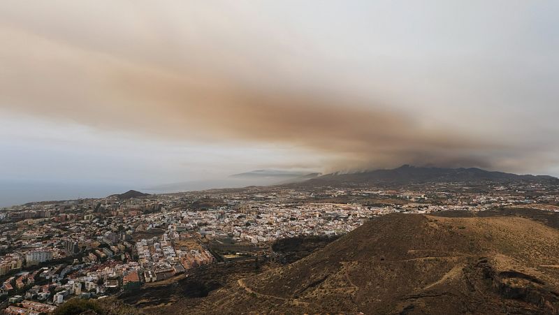 El incendio de Tenerife quema ya 2.600 hectáreas y obliga a confinar el casco urbano de El Rosario