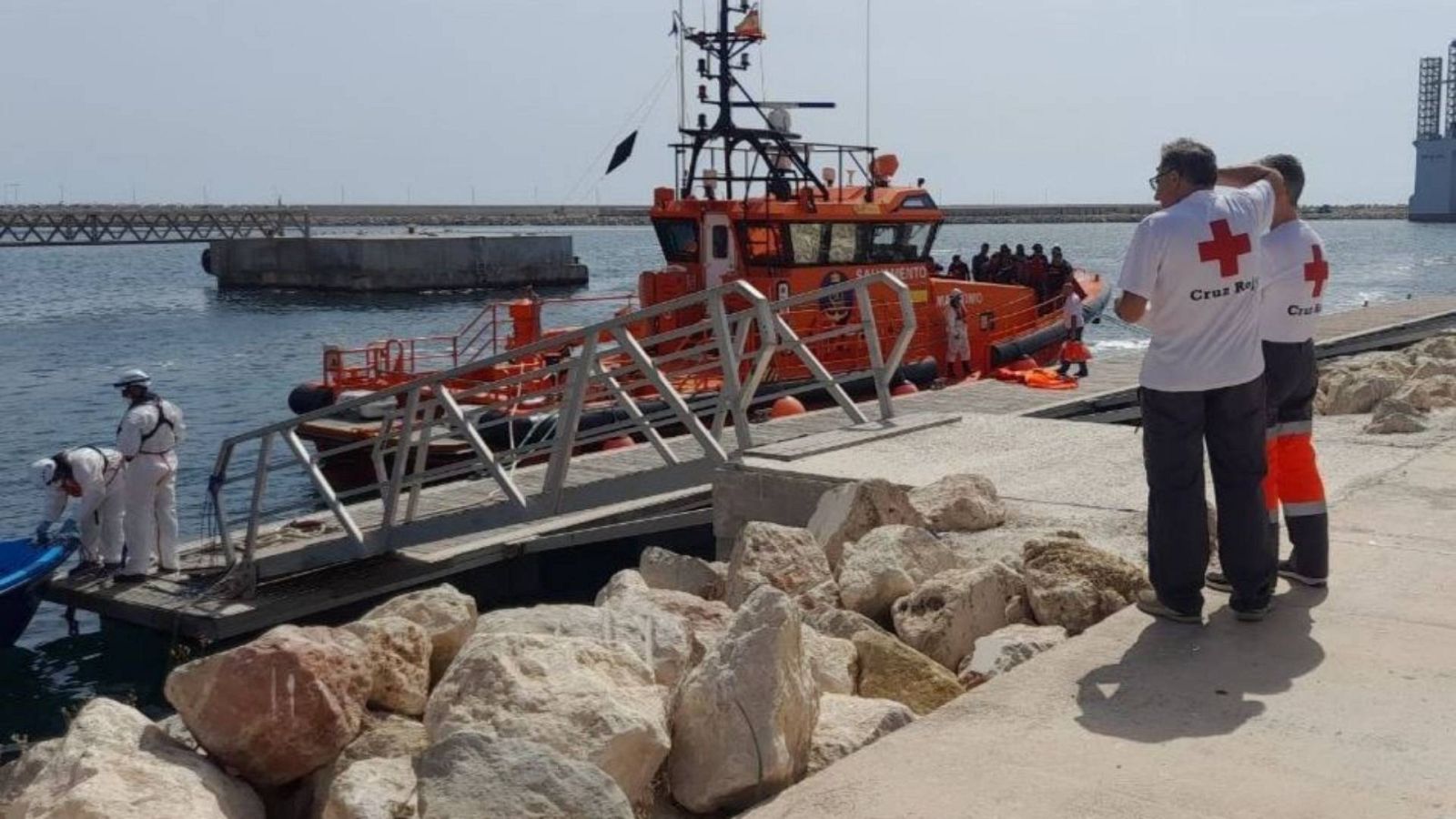 Rescatados 14 migrantes flotando en alta mar tras varias horas a 40 millas de Torrevieja