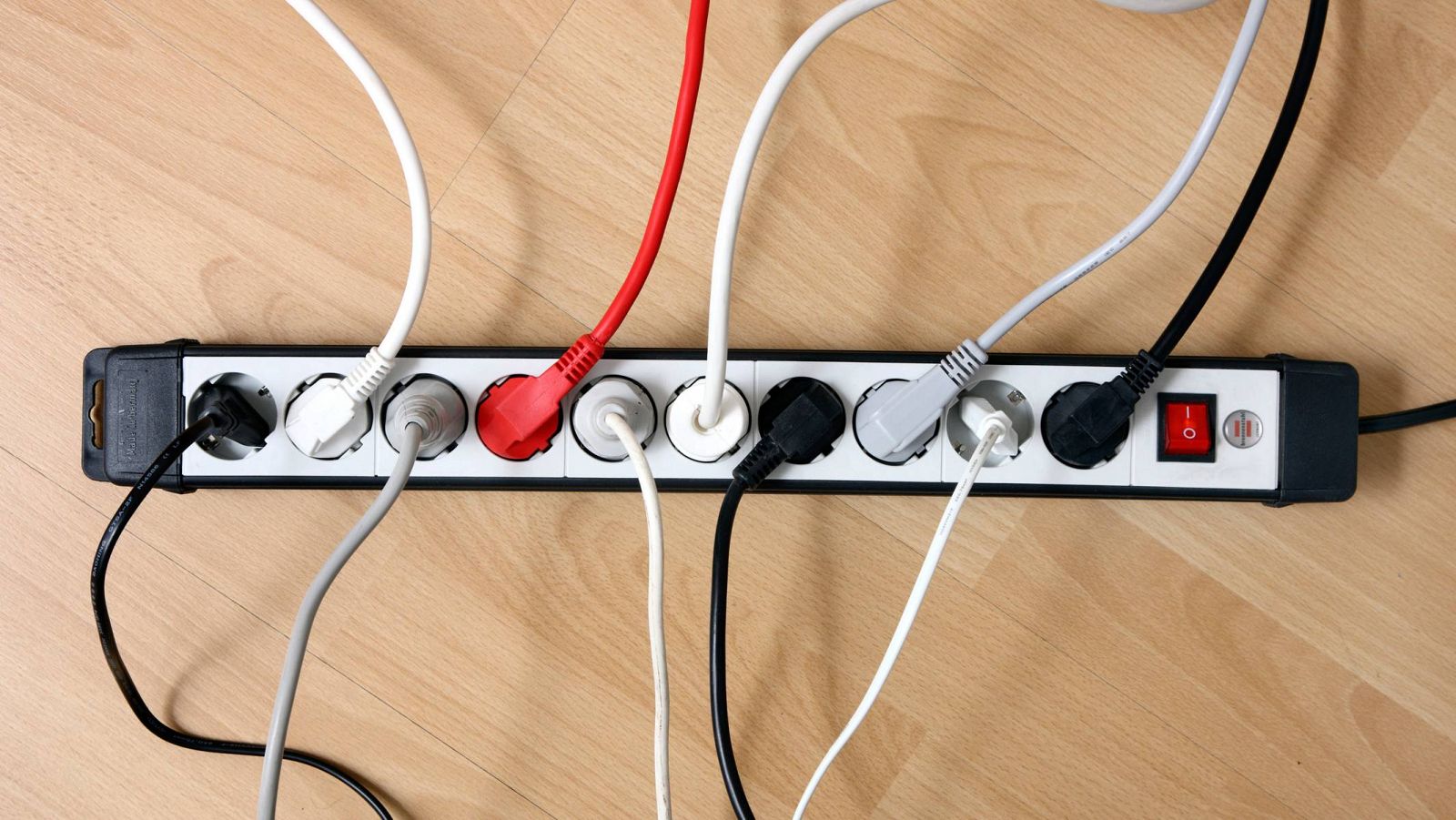 Varios aparatos eléctricos enchufados en una regleta