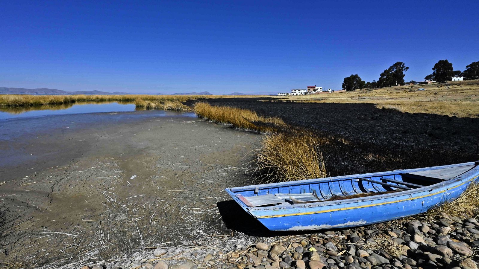 Una barca yace en la orilla del Lago Titicaca, frontera natural entre Perú y Bolivia.