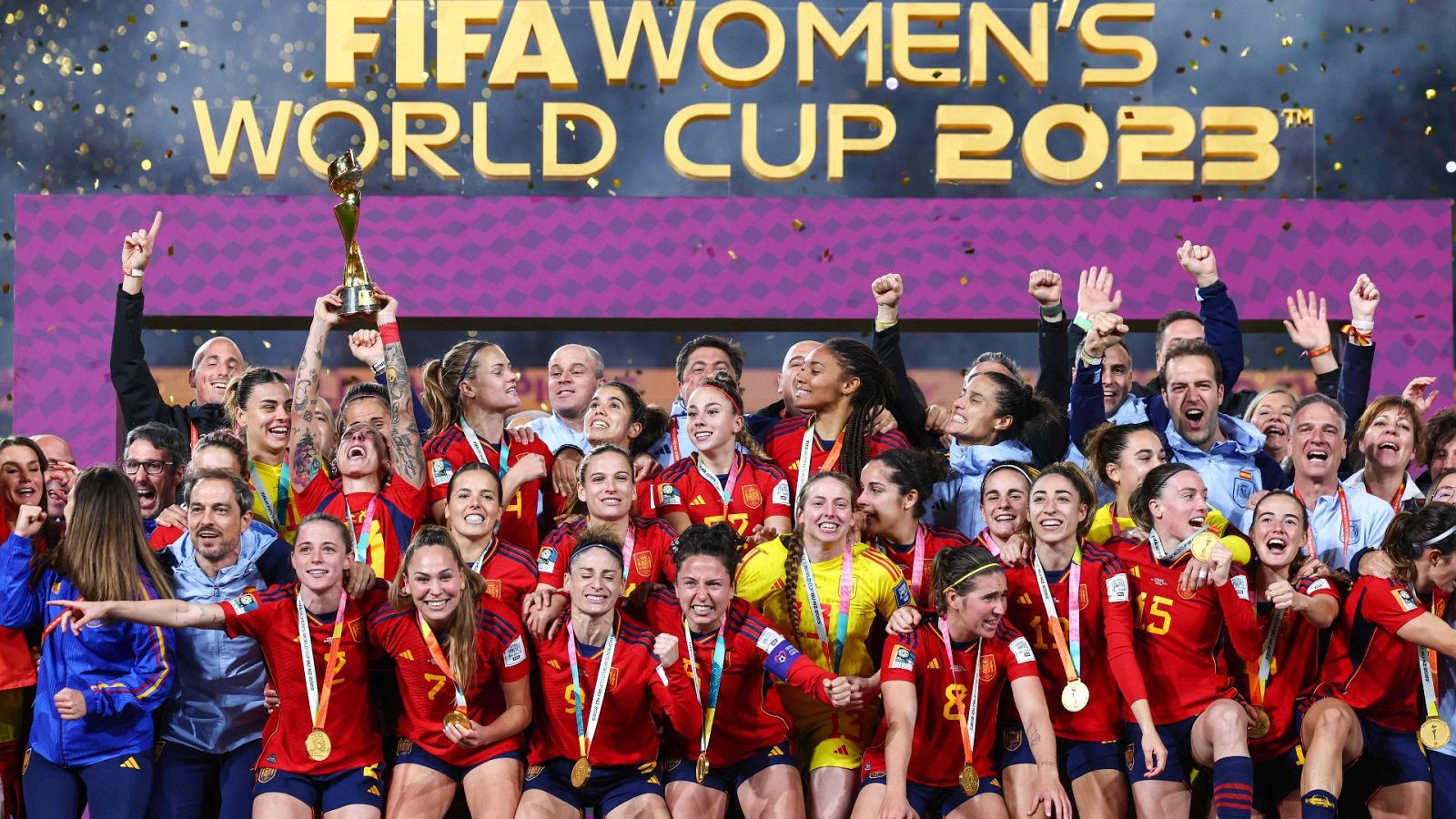 Las jugadoras españolas levantan la copa de campeonas del mundo de fútbol
