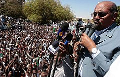 Bachir dice en Darfur que Occidente suspendería su detención a cambio del regreso de las ONG
