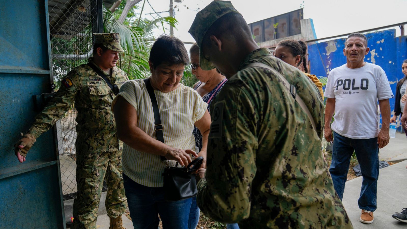 Detienen a cerca de un millar de personas en operativos de seguridad por las elecciones en Ecuador