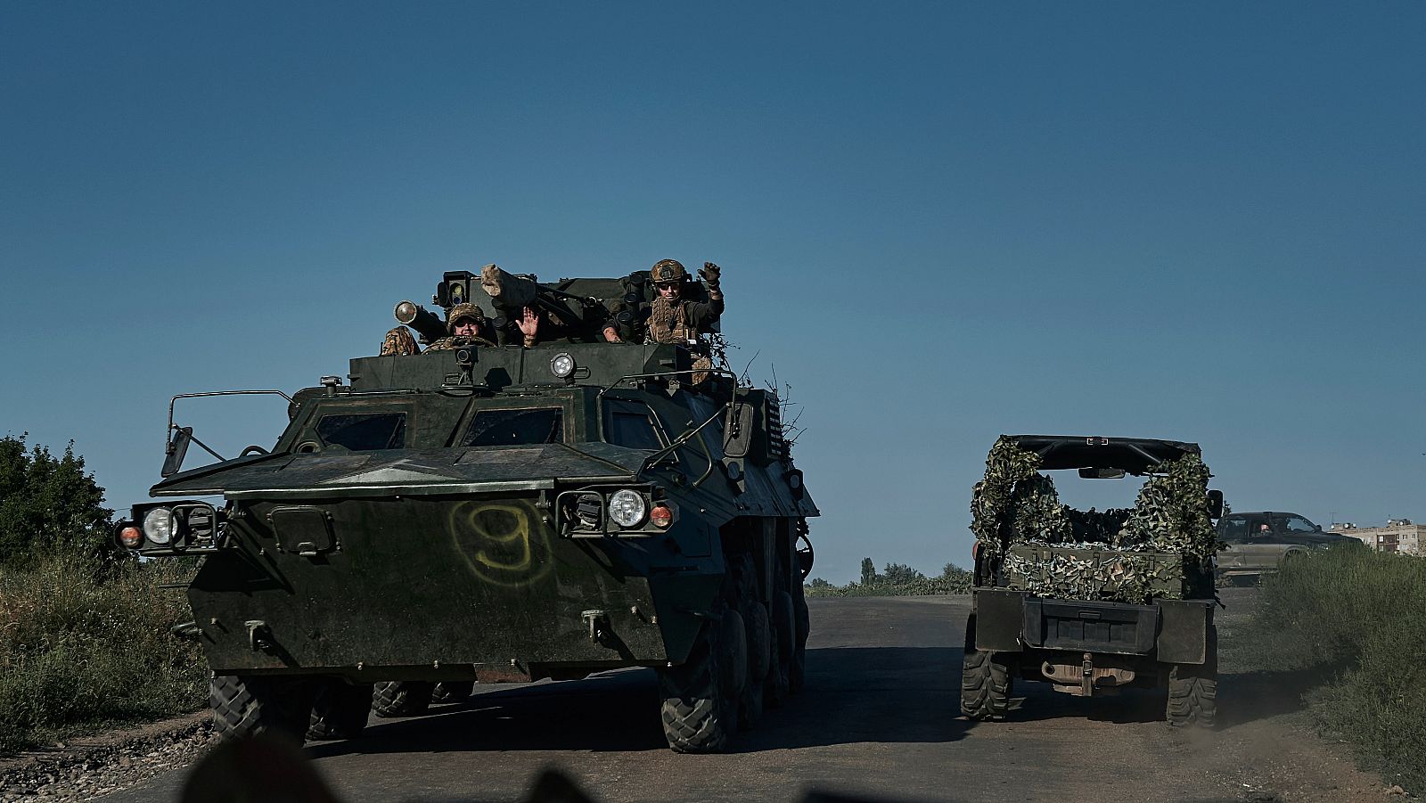 Soldados ucranianos en la línea del frente cerca de Bajmut