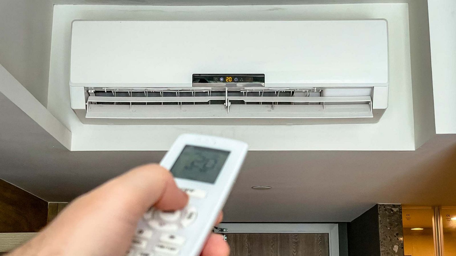 En plena ola de calor, el precio de la luz se dispara a 134,94  euros/MWh, máximo desde marzo