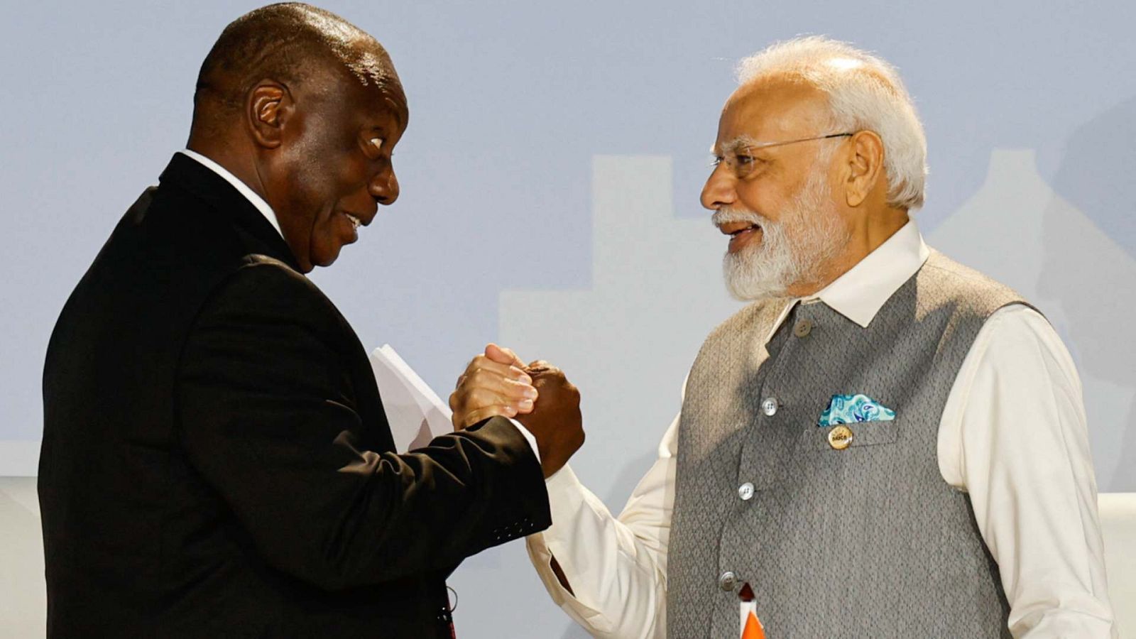 El presidente sudafricano, Cyril Ramaphosa (i), y el primer ministro de la India, Narendra Modi (d), se dan la mano durante la cumbre en Johannesburgo