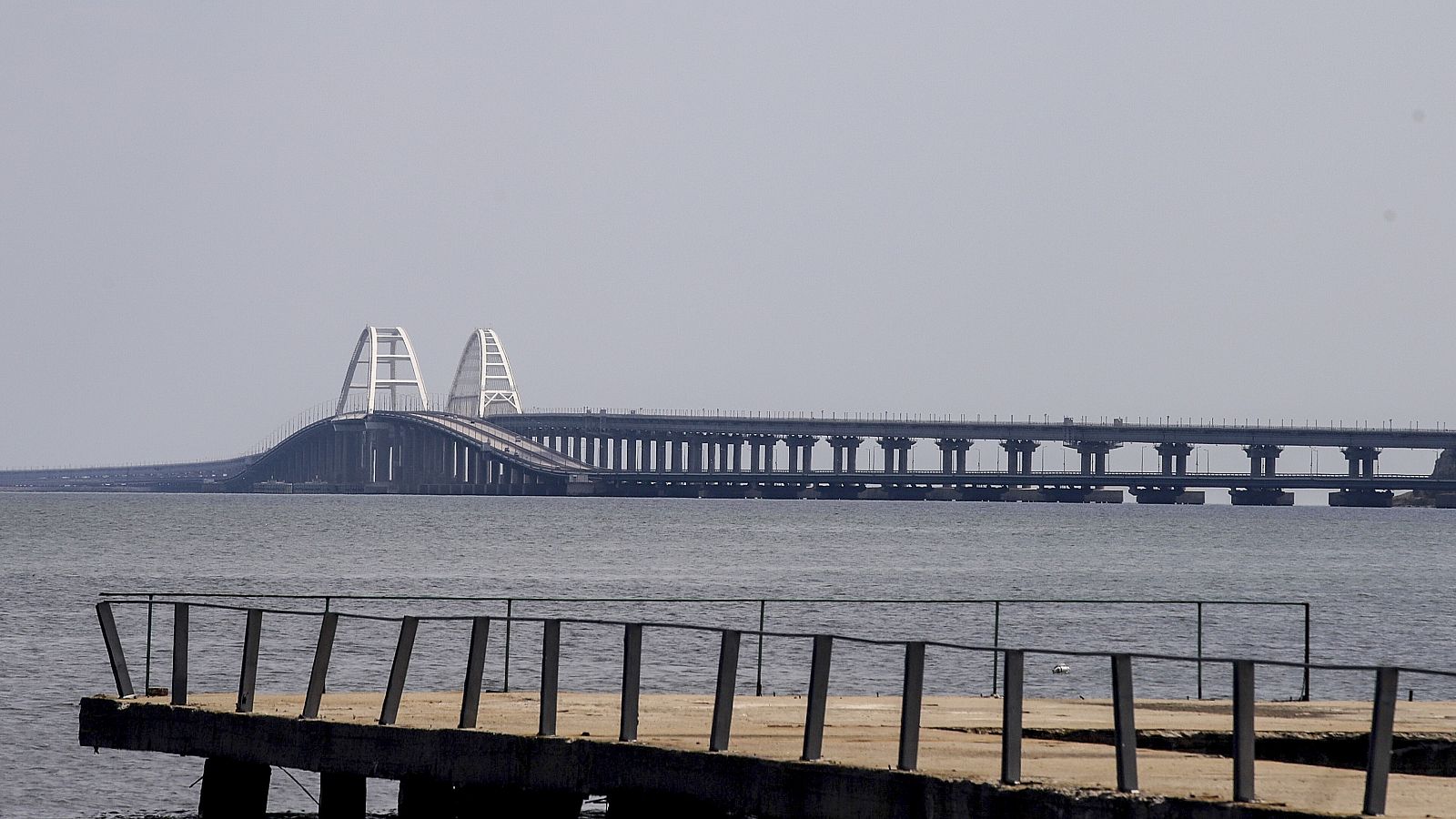 Vista general del puente de Crimea que une la península con Rusia