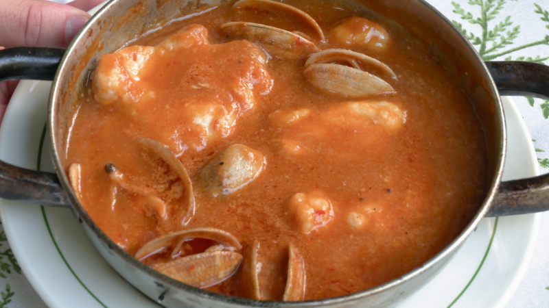 Receta de "pixín" o rape a la sidra con almejas: un clásico de la gastronomía asturiana