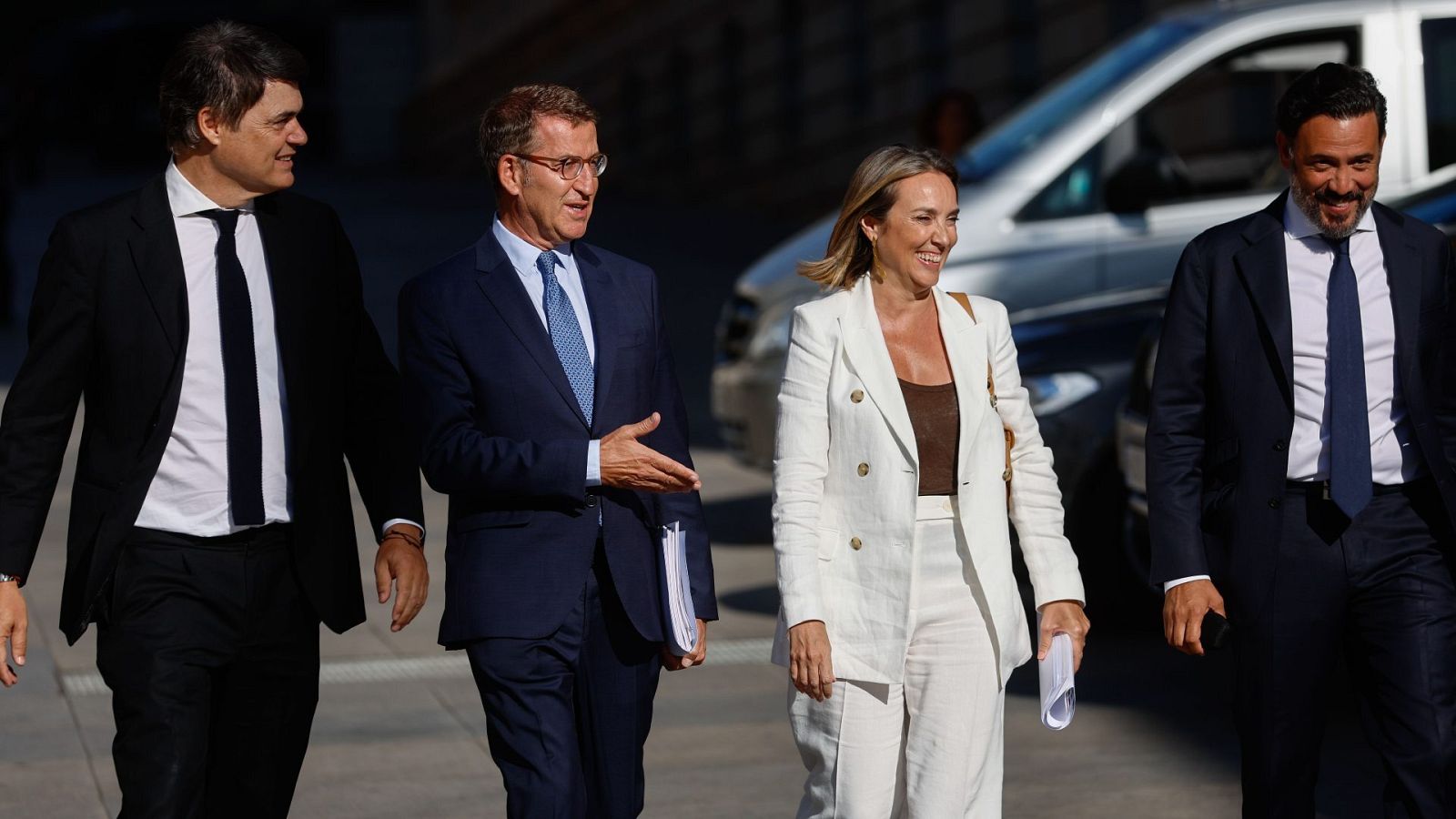 Feijóo junto a los diputados del PP Carlos Rojas García y Cuca Gamarra