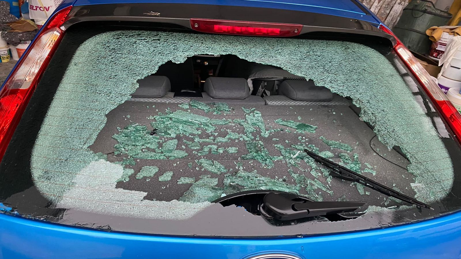 El vidre del darrere d'un cotxe trencat per l'efecte de la pedregada a La Sénia