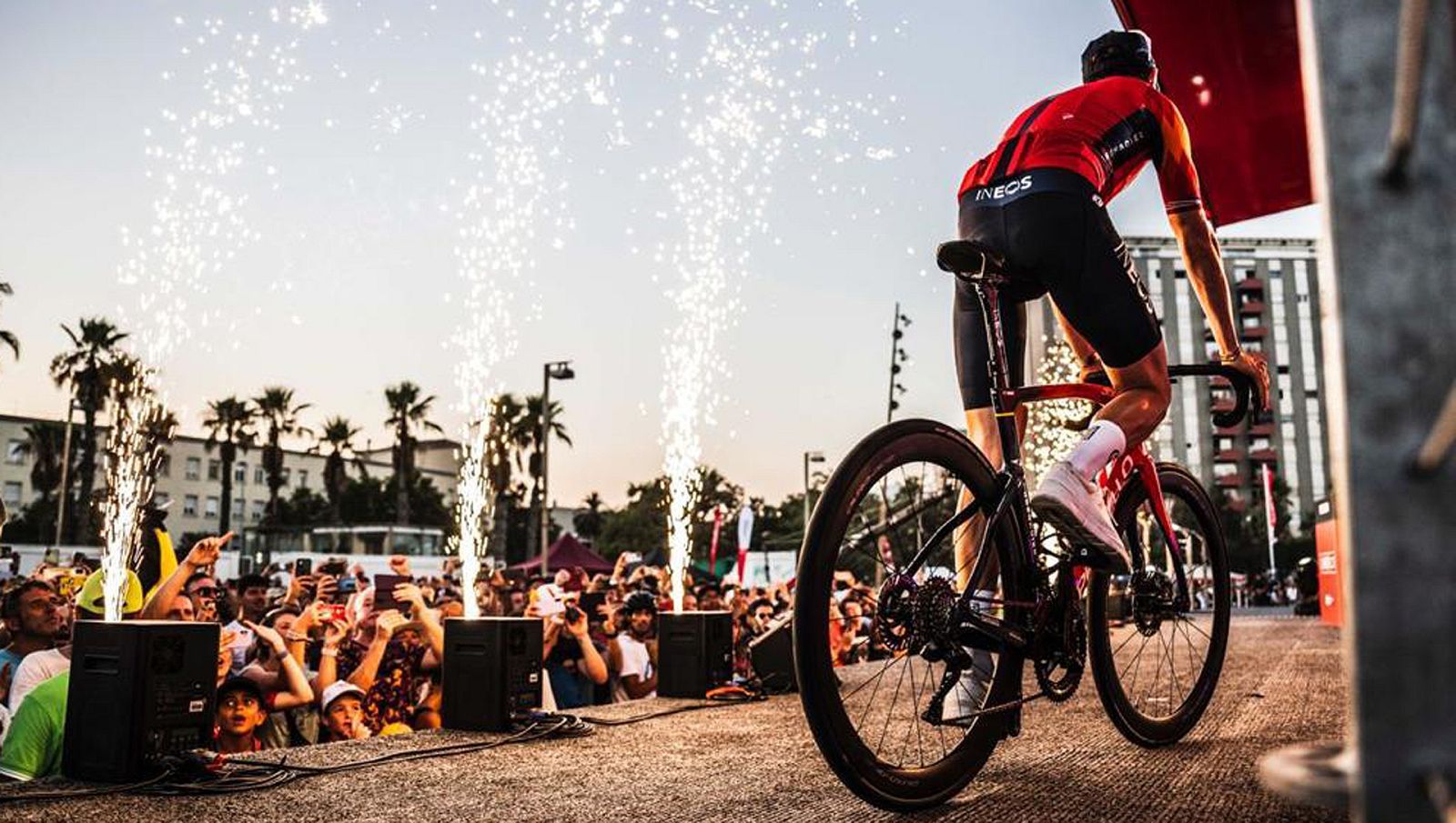 Imagen de un corredor del equipo Ineos durante la gala de presentación de la Vuelta 2023 en Barcelona.
