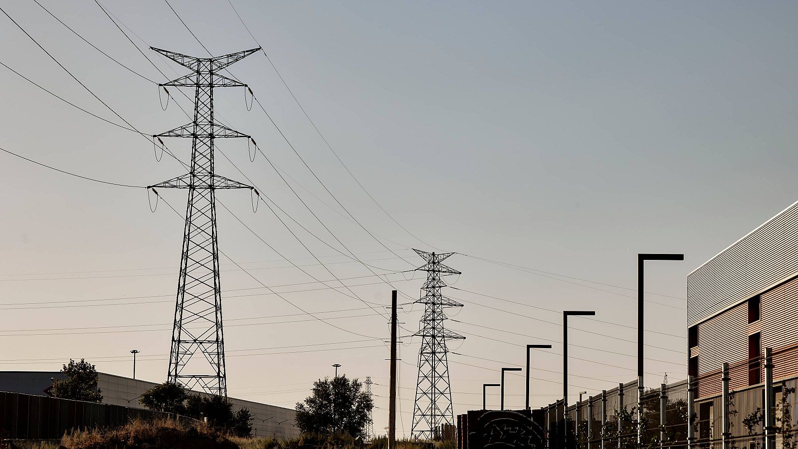 El precio de la luz sube este martes un 14,4 % hasta los 102,6 euros/MWh