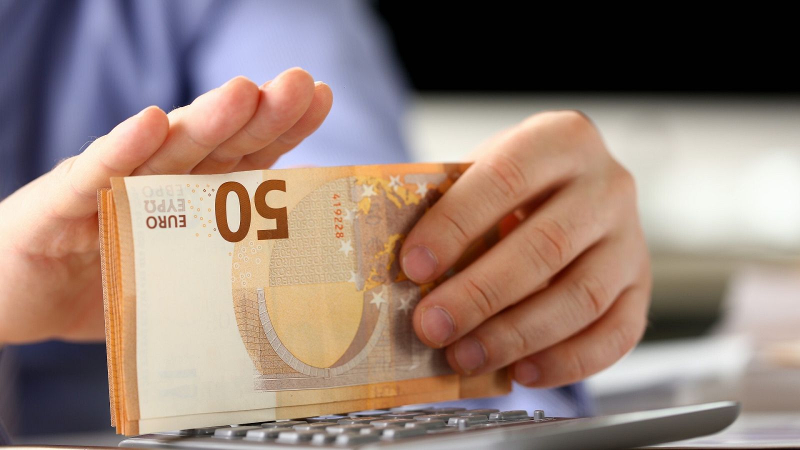 Los hogares y empresas reducen sus depósitos en 25.600 millones en un año