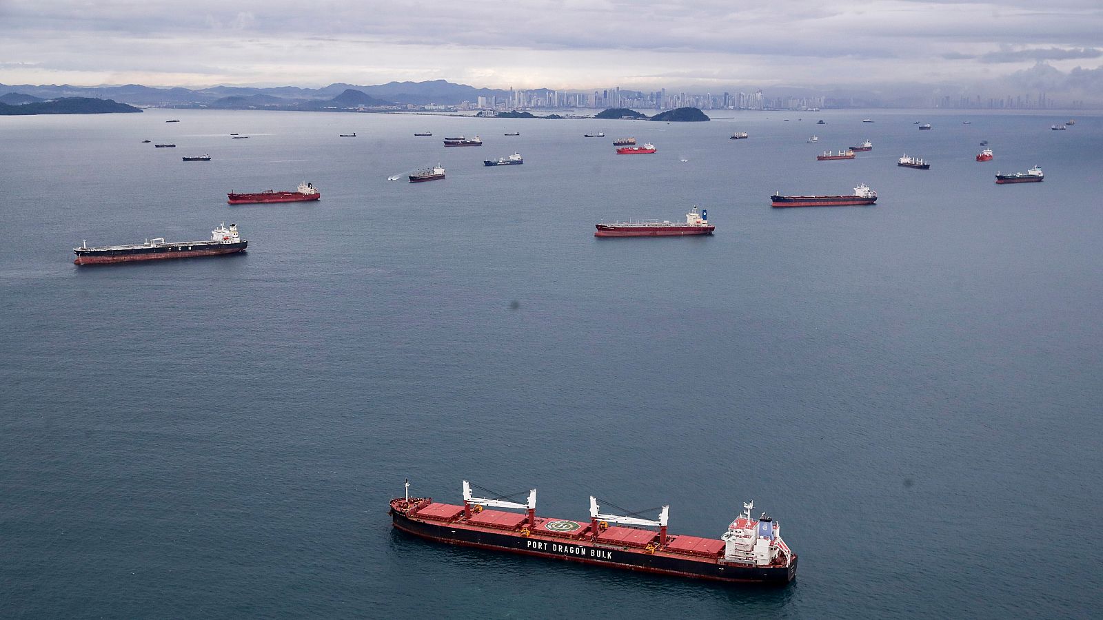 Fotografía deel 22 de agosto que muestra buques esperando en el Pacífico para transitar por el Canal de Panamá, en Ciudad de Panamá