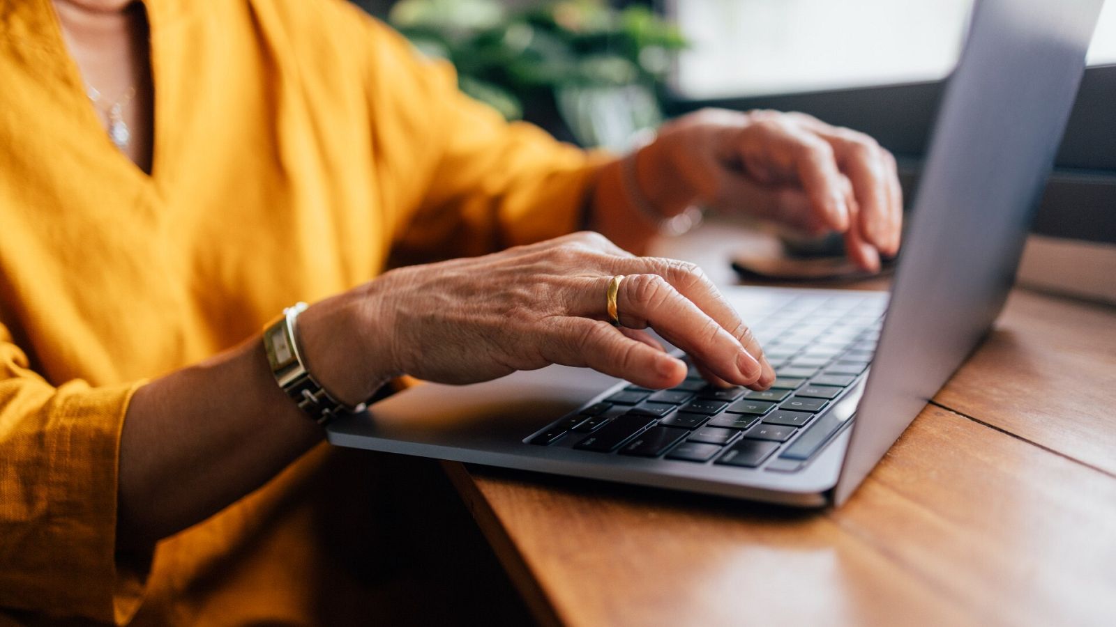 Una mujer trabaja en su ordenador portátil, en una imagen de archivo