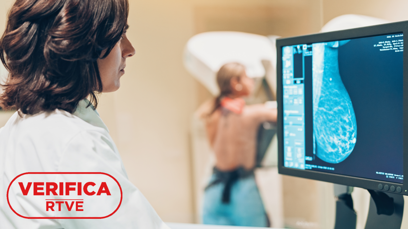Imagen de recurso de una mujer realizándose una mamografía