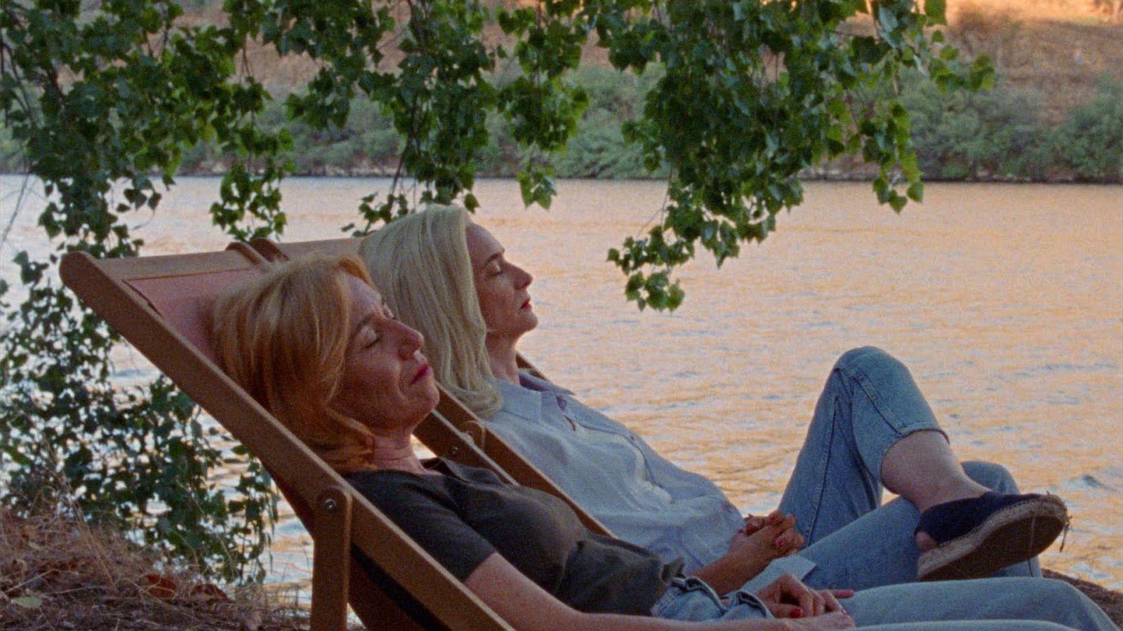 Lola Dueñas con Ana Torrent, en una imagen de la película