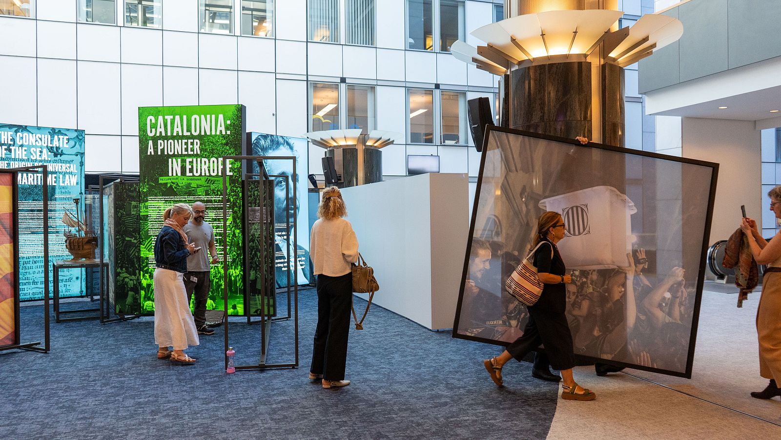 Retirada de la imagen con la urna del 1-O en la exposición de la Eurocámara