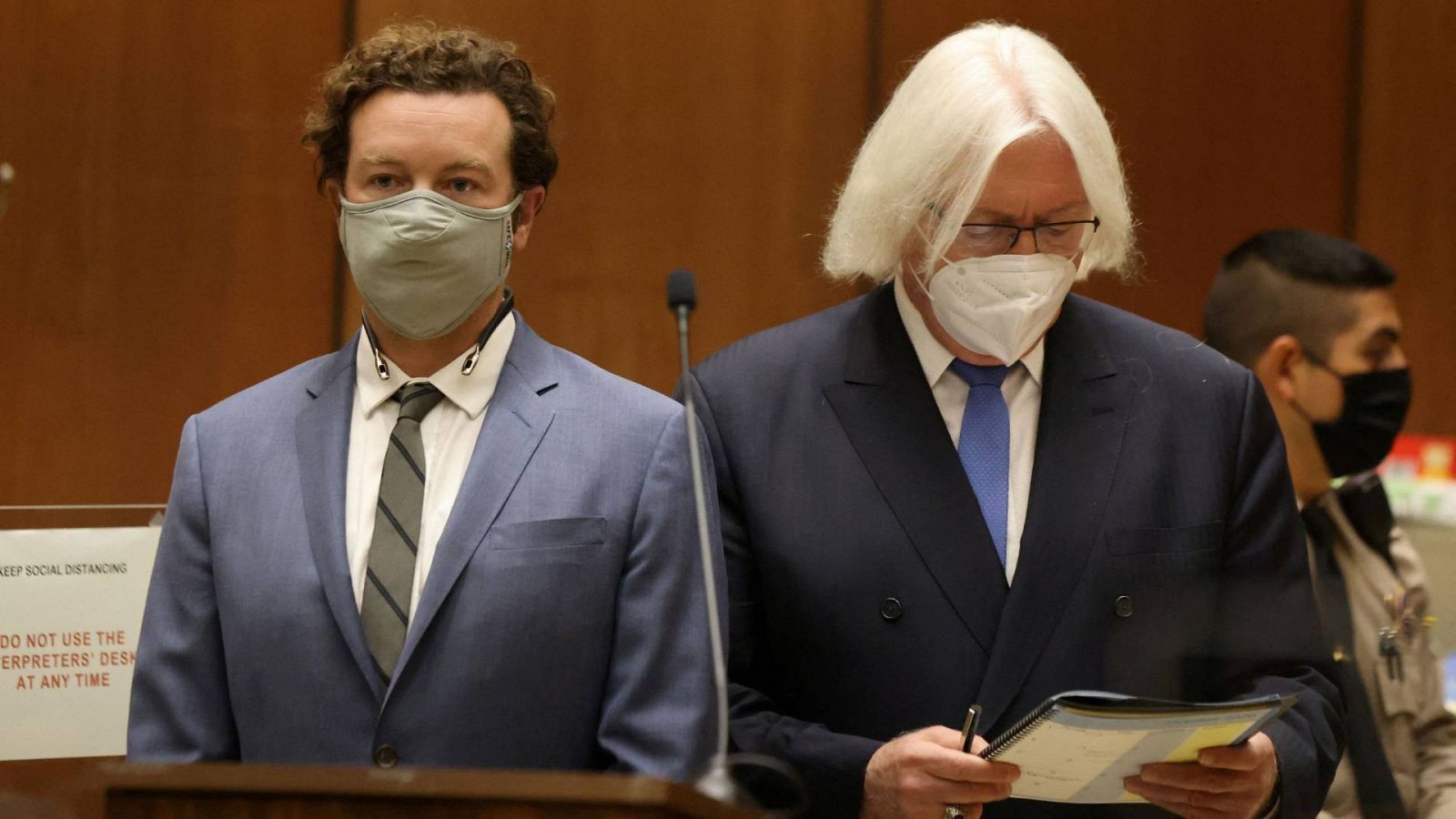Una imagen de archivo de Danny Masterson (i) durante el juicio.