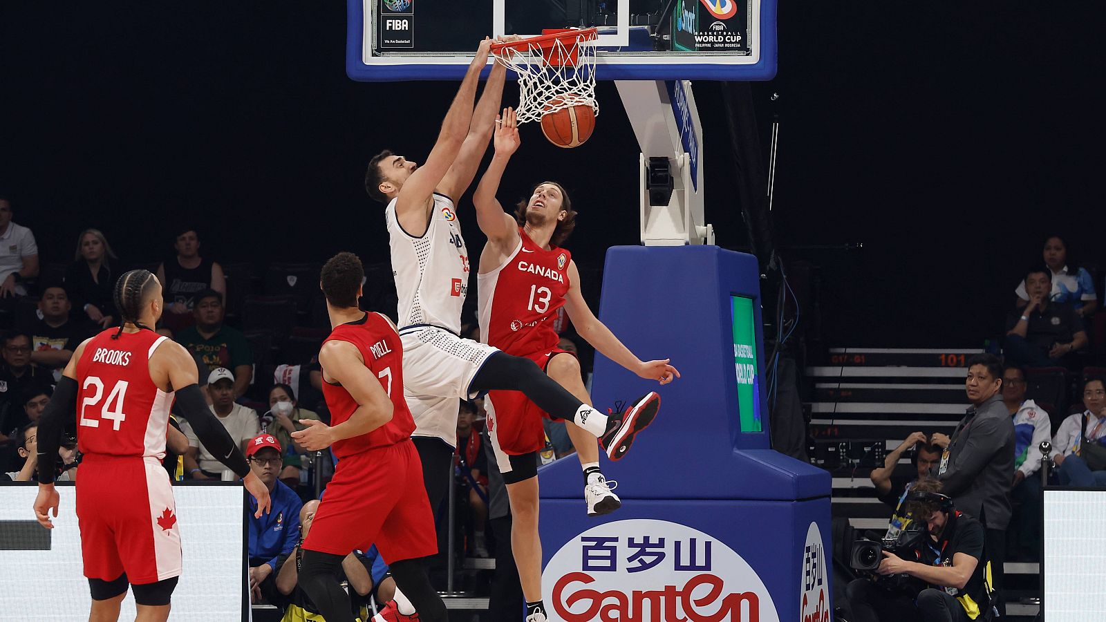 Nikola Milutinov, de Serbia, entra a canasta ante el jugador de Canadá Kelly Olynyk.