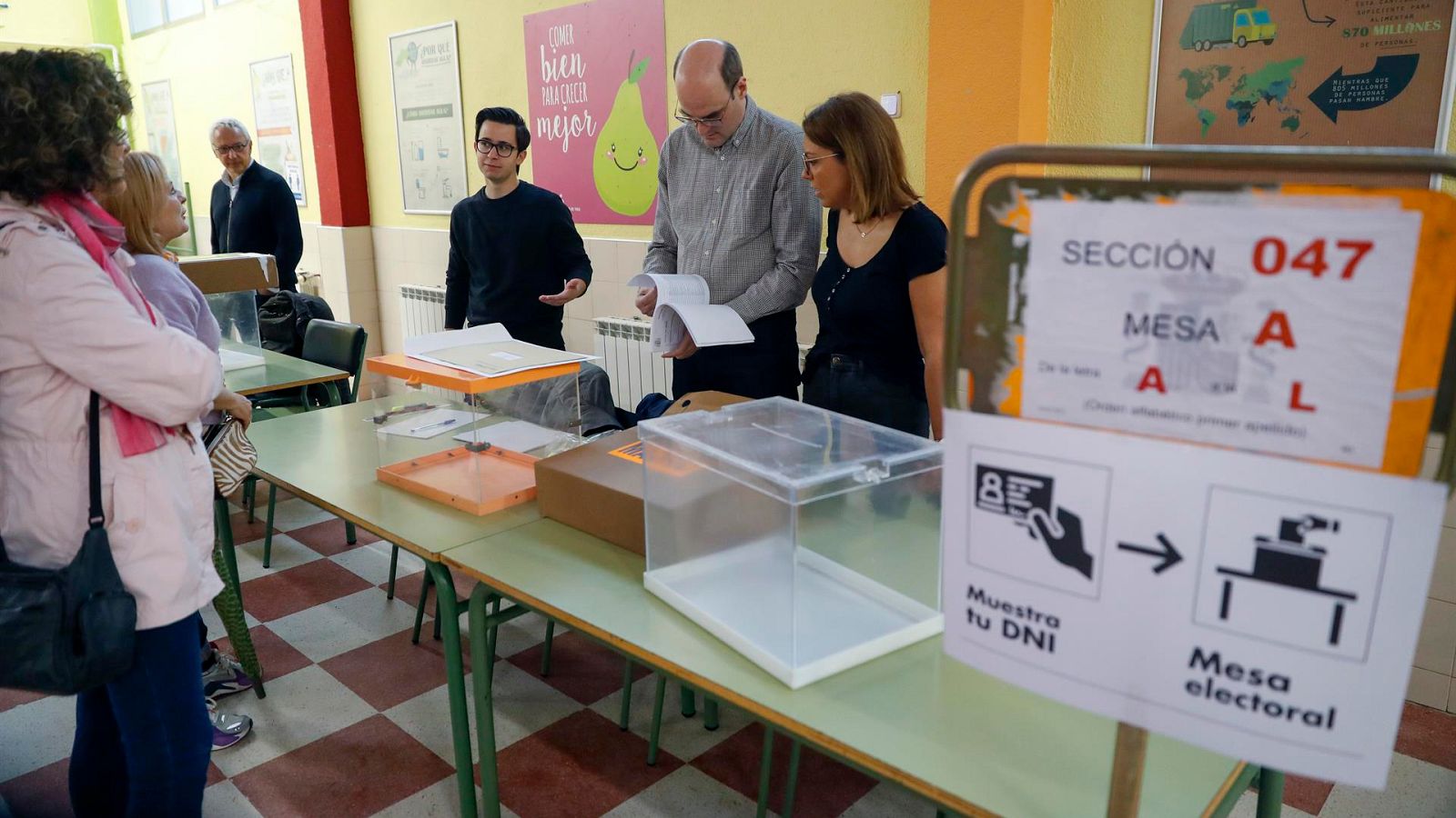 Una mesa electoral en Madrid con las urnas