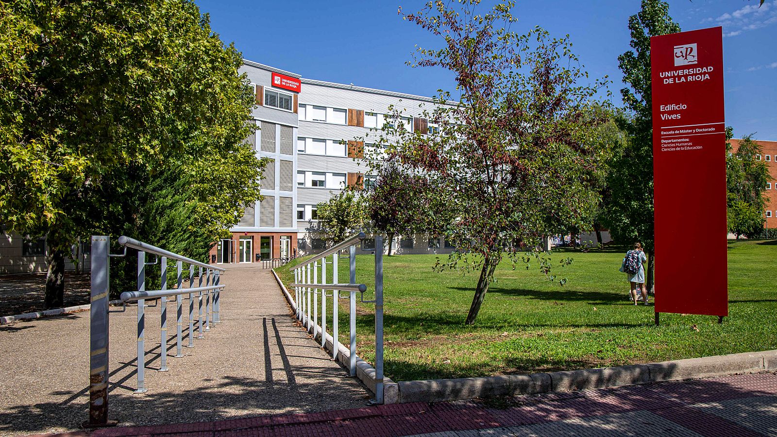 Fachada de la Universidad de La Rioja