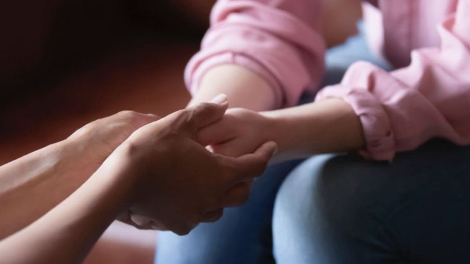 Dos personas se dan la mano