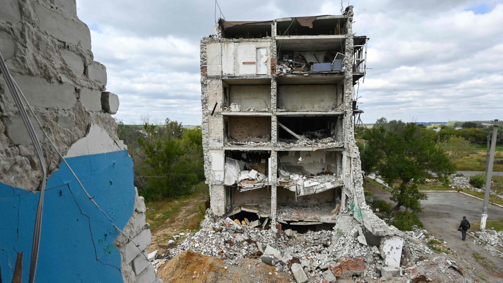 Un edificio afectado por los bombardeos en la ciudad de Izium