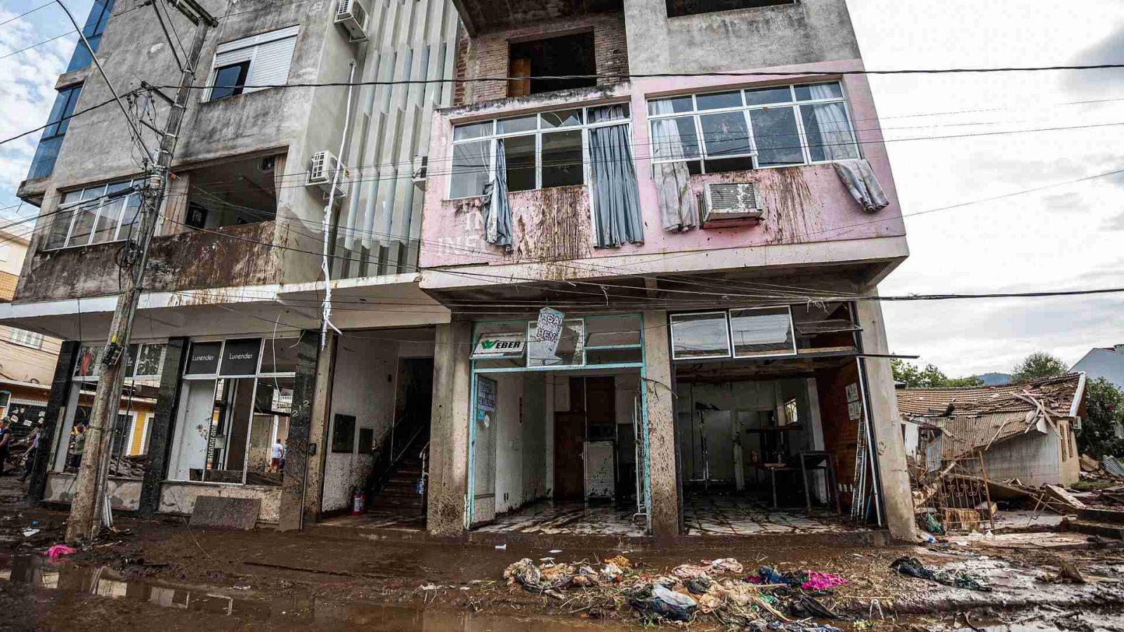 Dos edificaciones afectadas por las torrenciales lluvias, en Muçum, estado de Rio Grande do Sul, en Brasil.